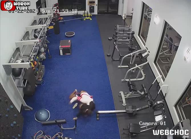 Video :At the gym, a young woman protects herself from a sexual assailant (public warning)